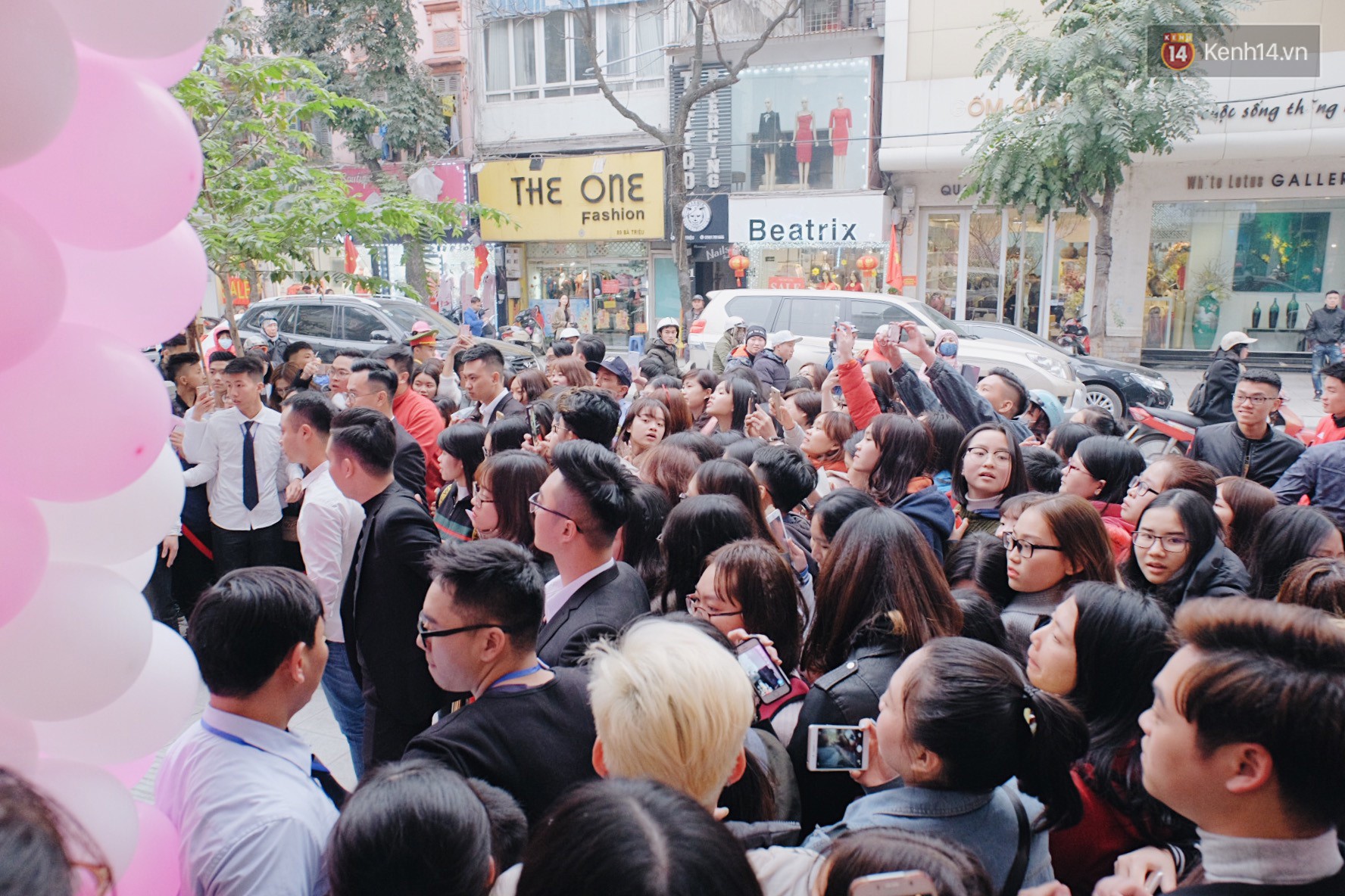 Xuân Trường đẹp trai như idol Hàn, bị fan vây kín khi tham gia sự kiện